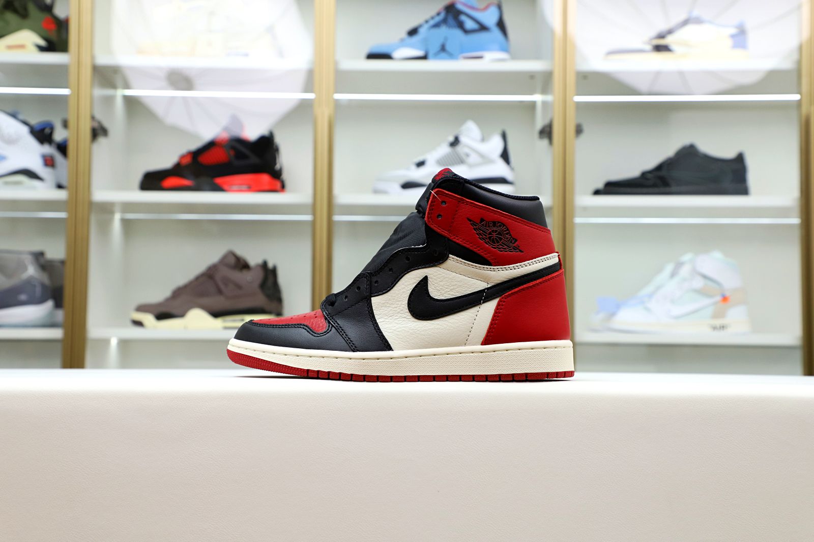 Kimi kick AIR JORDAN 1 RETRO HIGH OG 'BRED TOE'