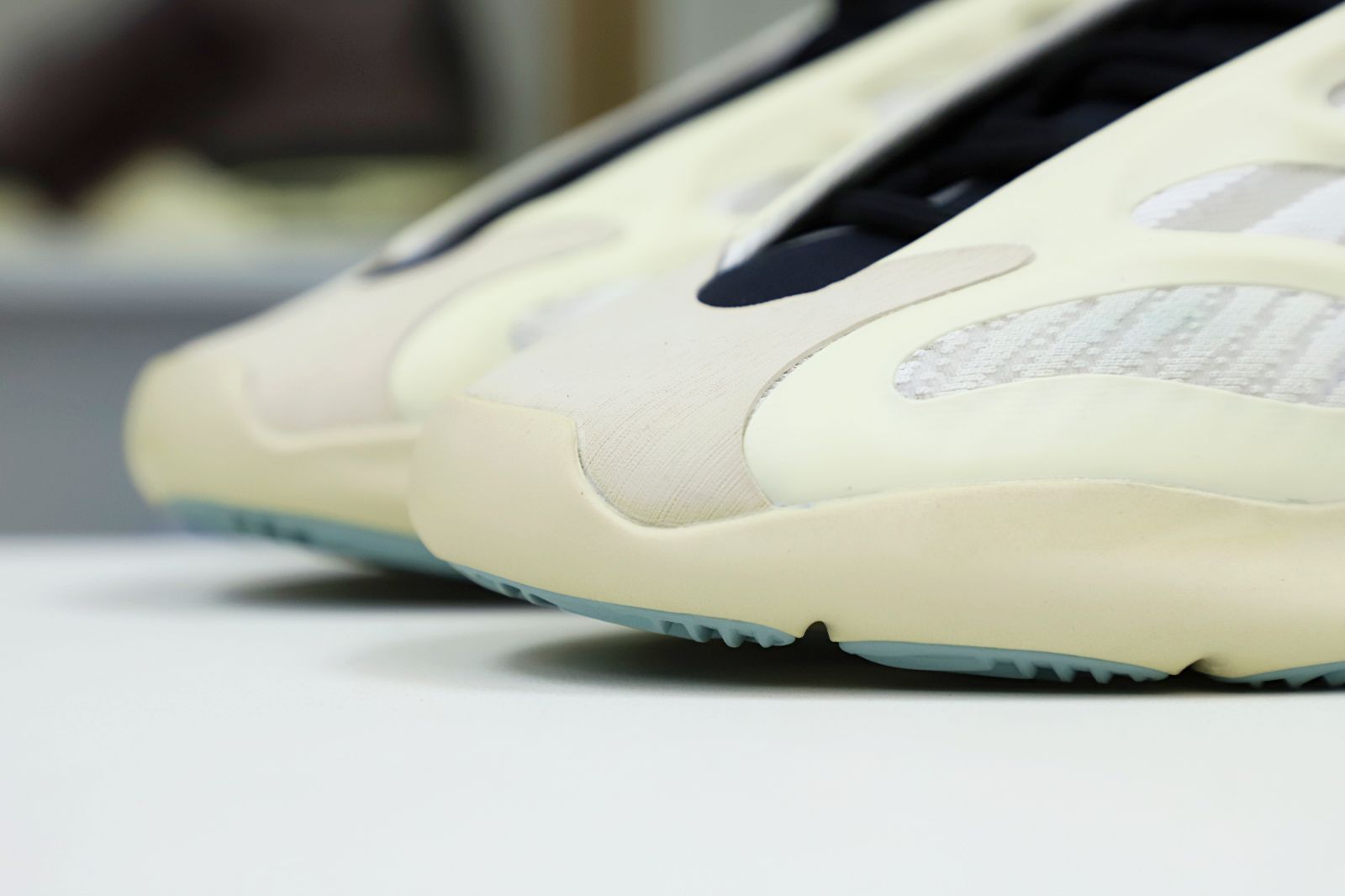 Kimi kick YEEZY 700 V3 'AZAEL'