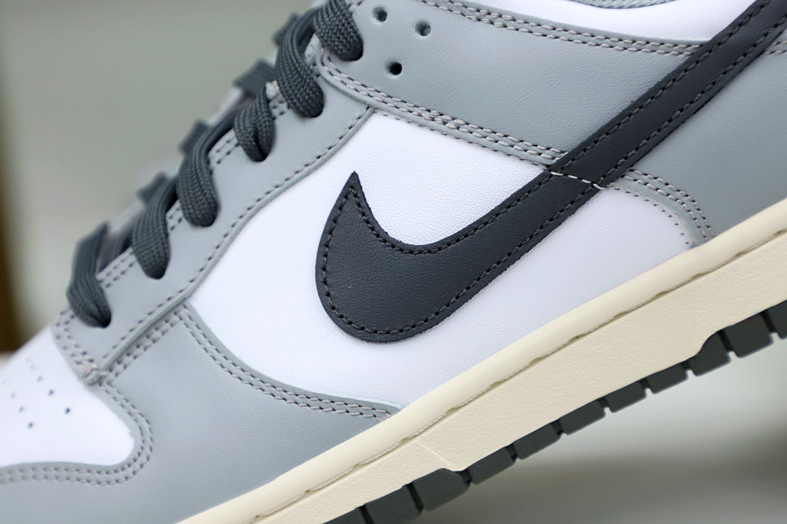 Kimi kick Nike Dunk Low  Light Smoke Grey