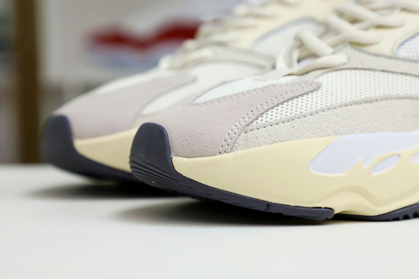 Kimi kick YEEZY BOOST 700 'ANALOG'