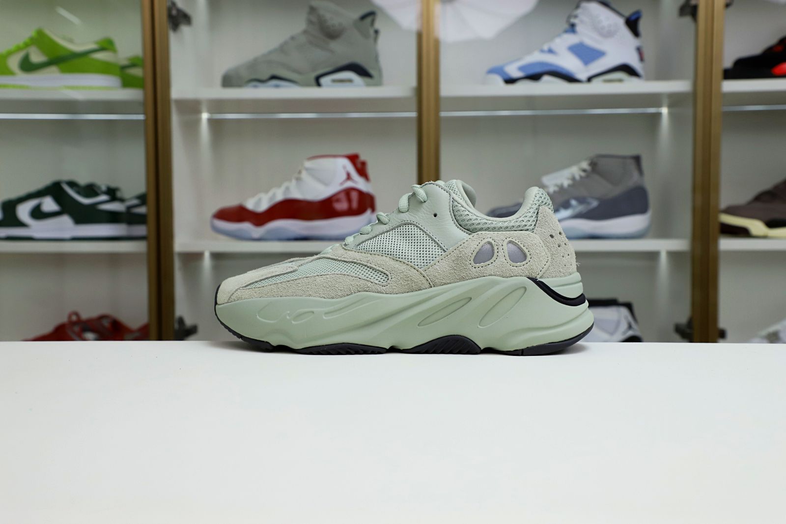 Kimi kick YEEZY BOOST 700 SALT