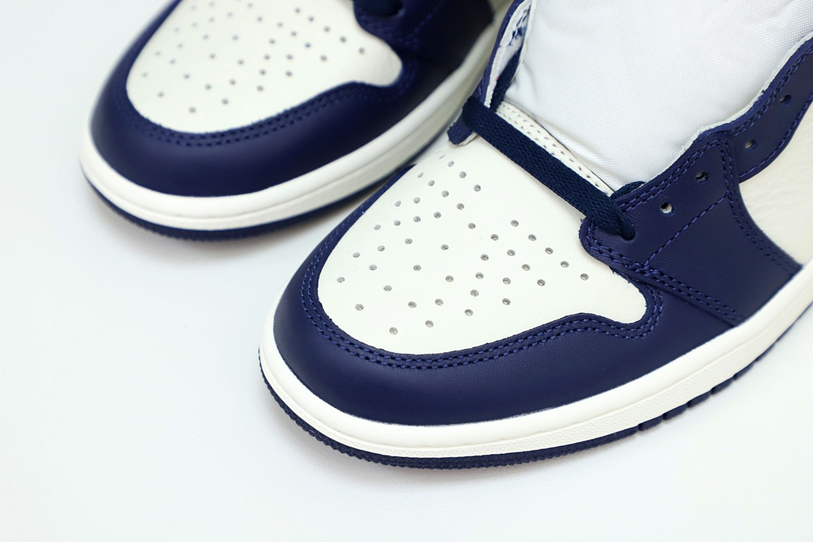 Kimi kick AIR JORDAN 1 RETRO HIGH OG 'OBSIDIAN'