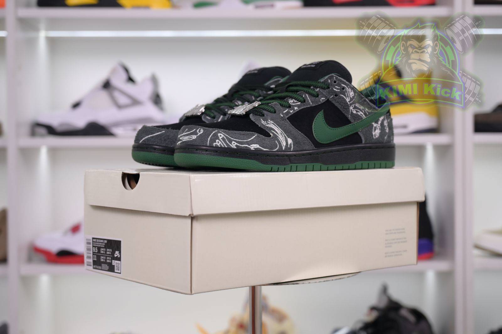 Kimi kick There Skateboards x Nike Dunk SB