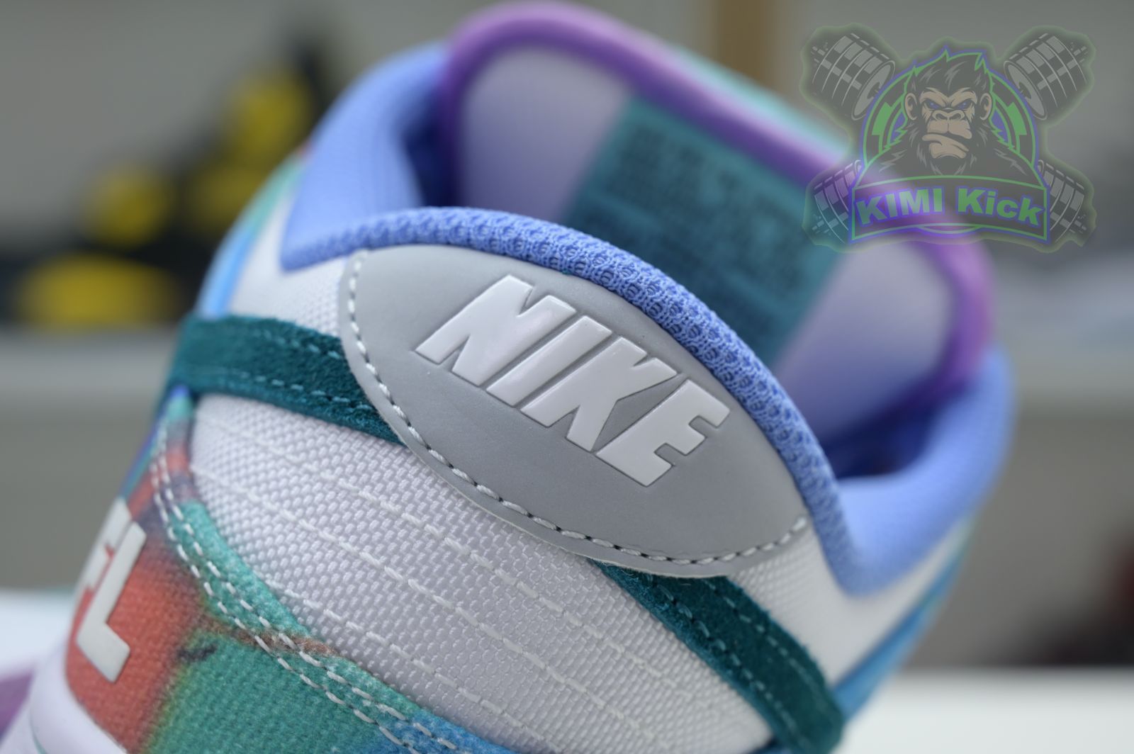 Kimi kick Futura Laboratories x Nike Dunk SB