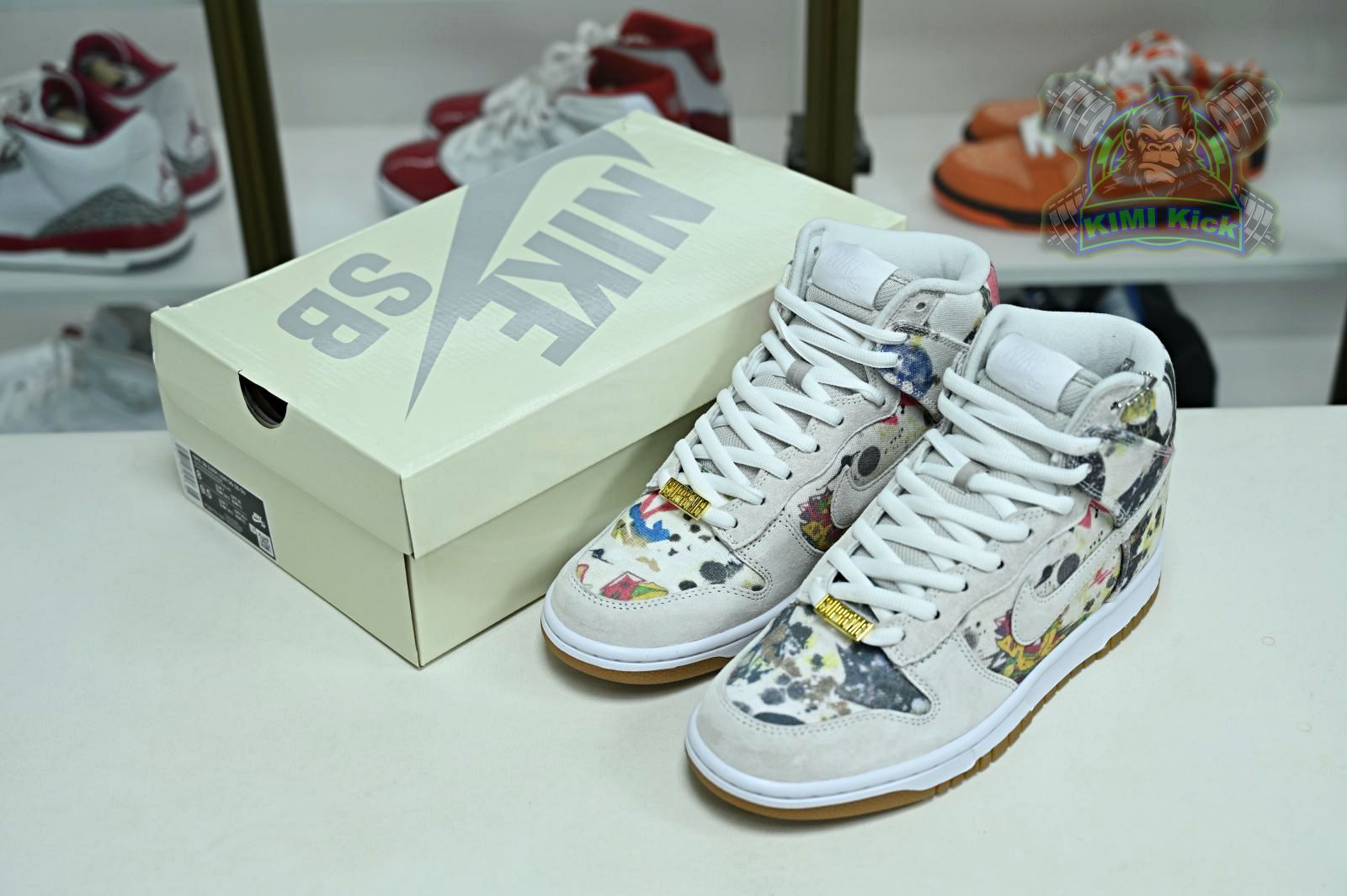 Kimi kick Supreme x Nike Dunk SB High  