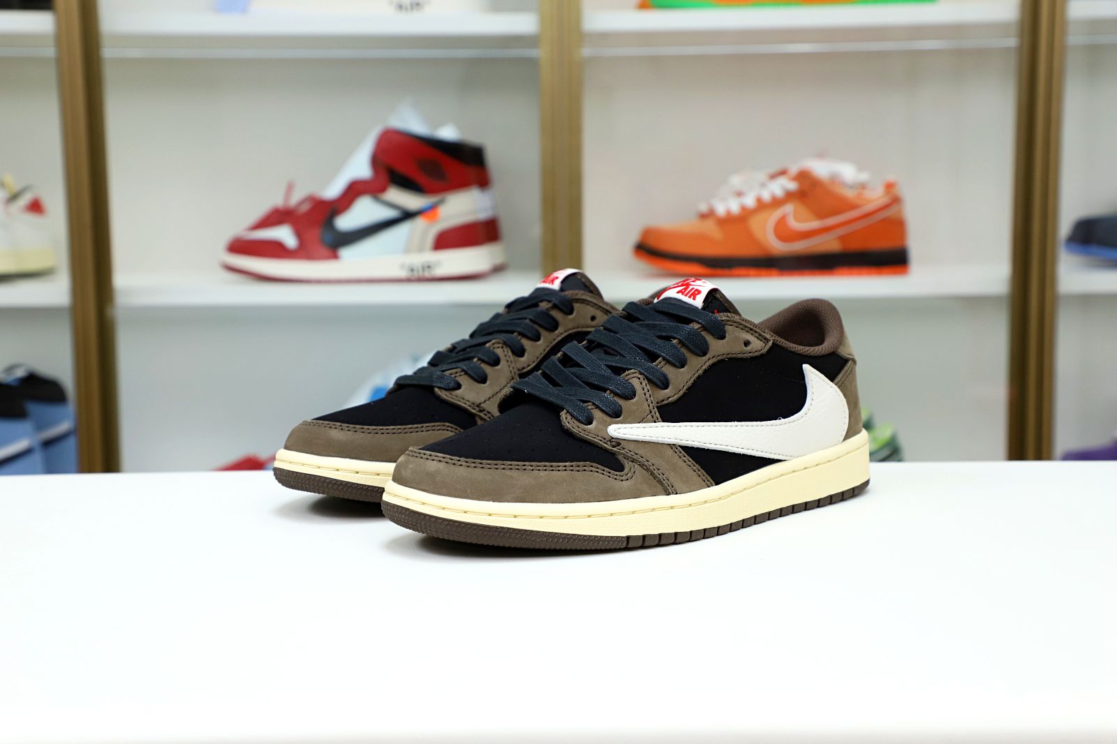 Kimi kick Travis Scott x Jordan Air Jordan 1Low OG TS SP