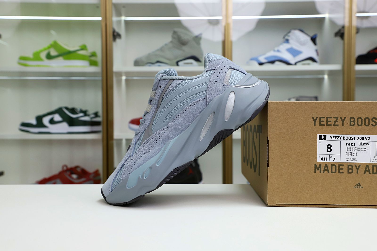 Kimi kick Yeezy boost 700 v2 hospita blue