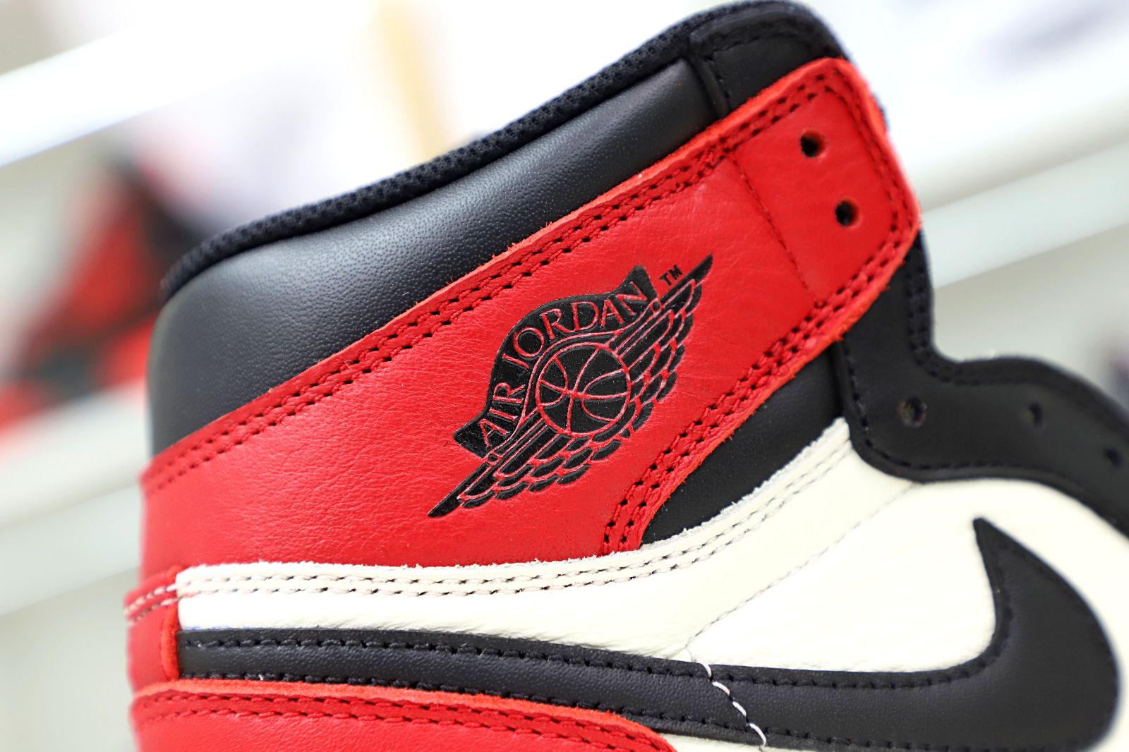 Kimi kick AIR JORDAN 1 RETRO HIGH OG 'BRED TOE'