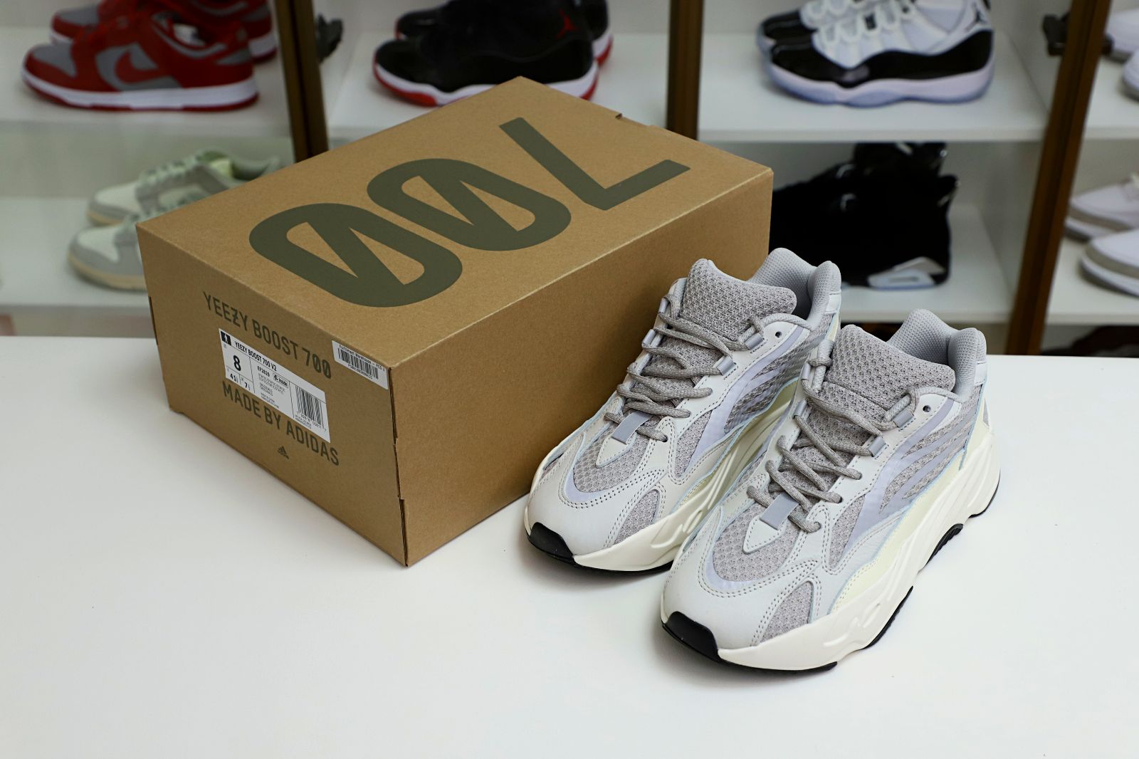 Kimi kick YEEZY BOOST 700 V2 'CREAM'