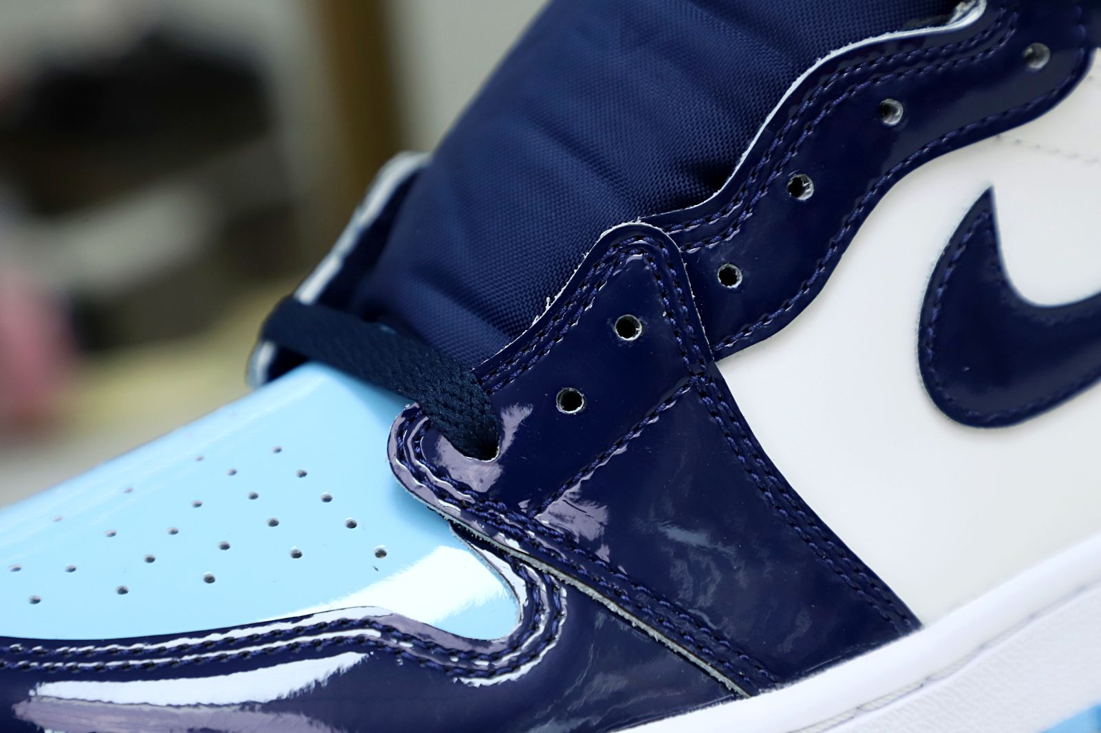 Kimi kick WMNS AIR JORDAN 1 RETRO HIGH OG 'BLUE CHILL'