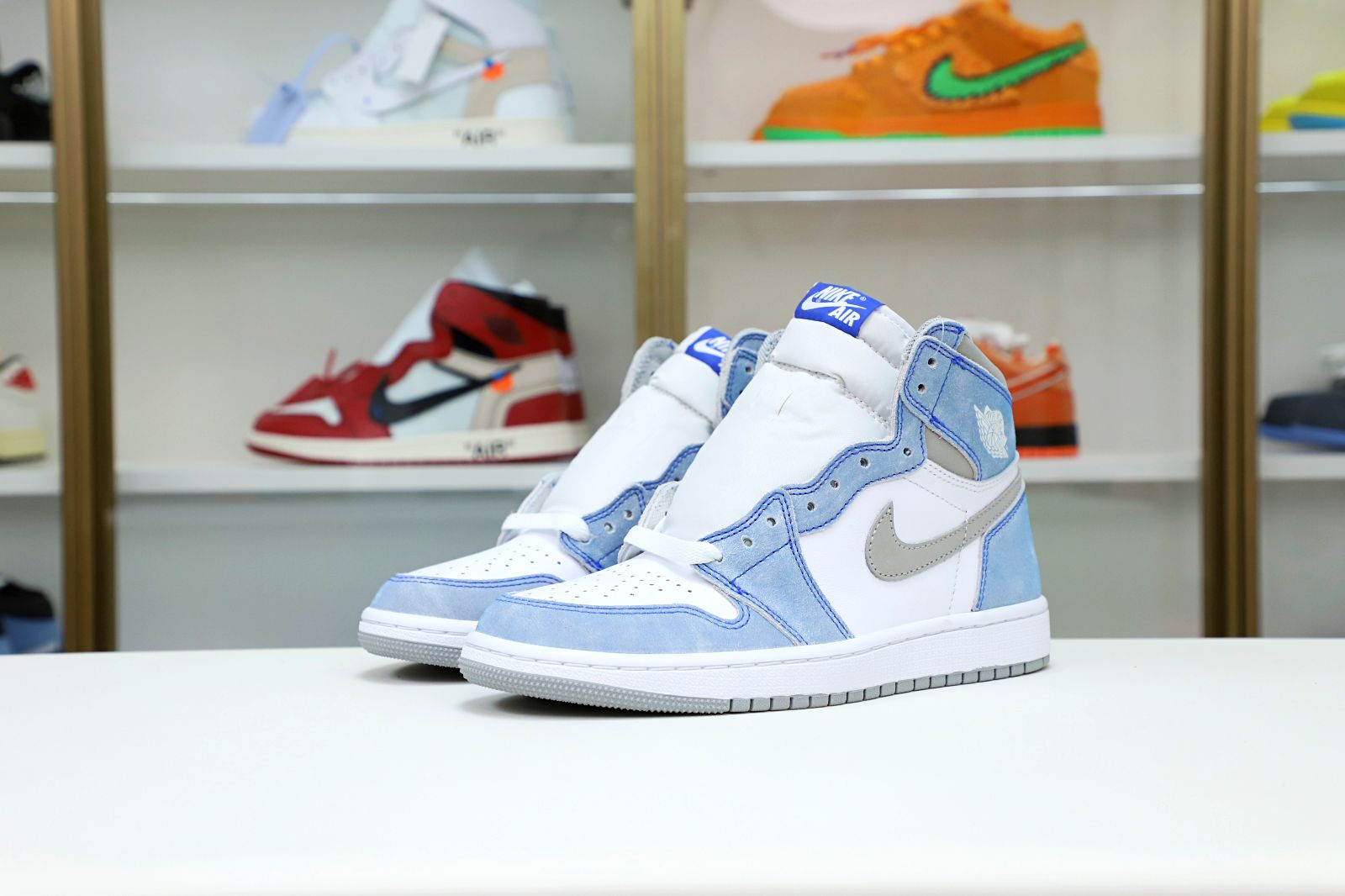 Kimi kick AIR JORDAN 1 RETRO HIGH OG 'HYPER ROYAL'