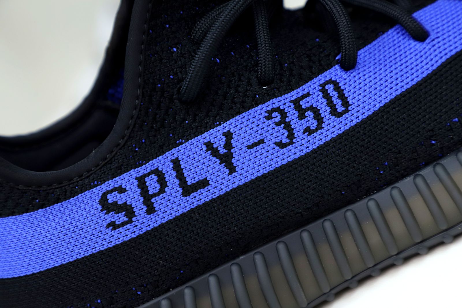 Kimi kick YEEZY BOOST 350 V2 'DAZZLING BLUE'