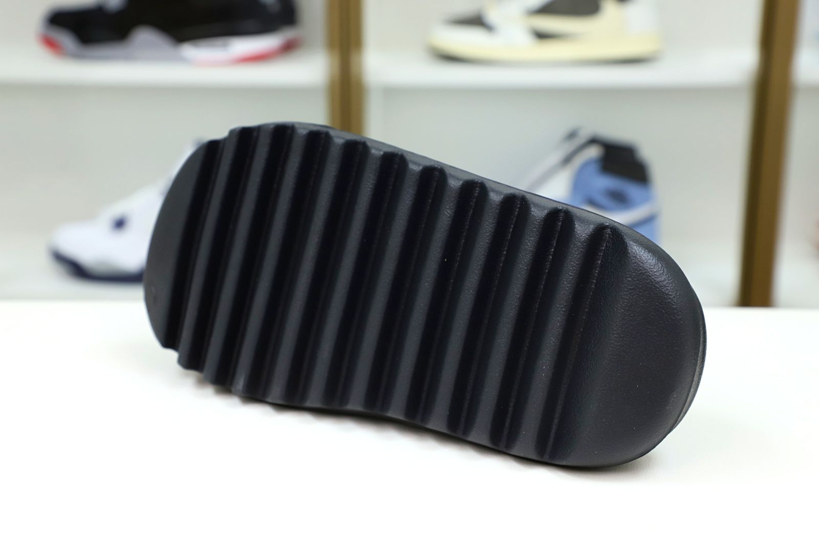 Kimi kick YEEZY SLIDE ONYX