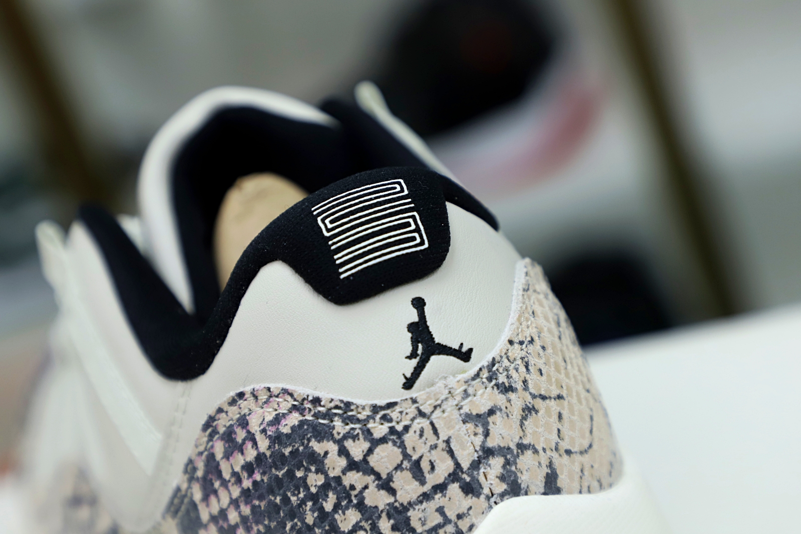 Kimi kick AIR JORDAN 11 LOW SNAKESKIN LIGHT BONE