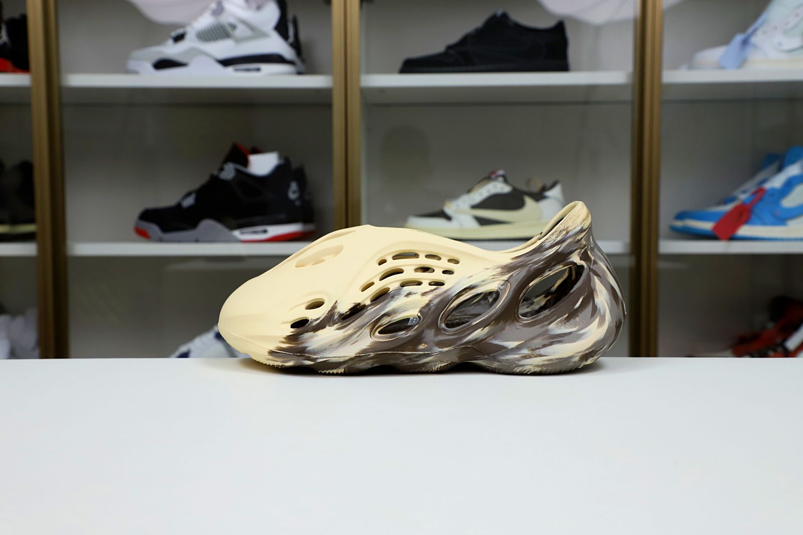 Kimi kick YEEZY FOAM RUNNER 'MX CREAM CLAY'