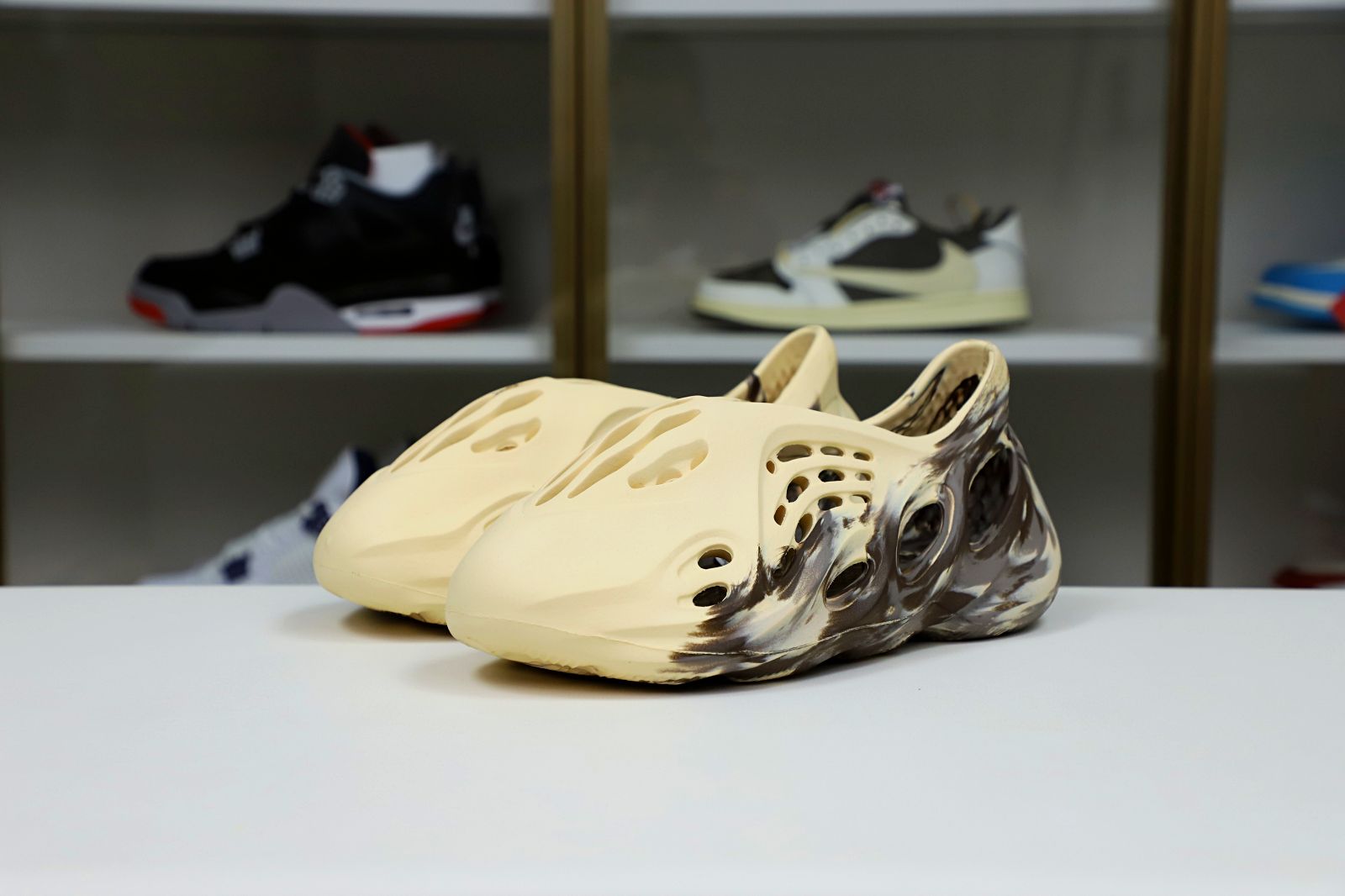 Kimi kick YEEZY FOAM RUNNER 'MX CREAM CLAY'