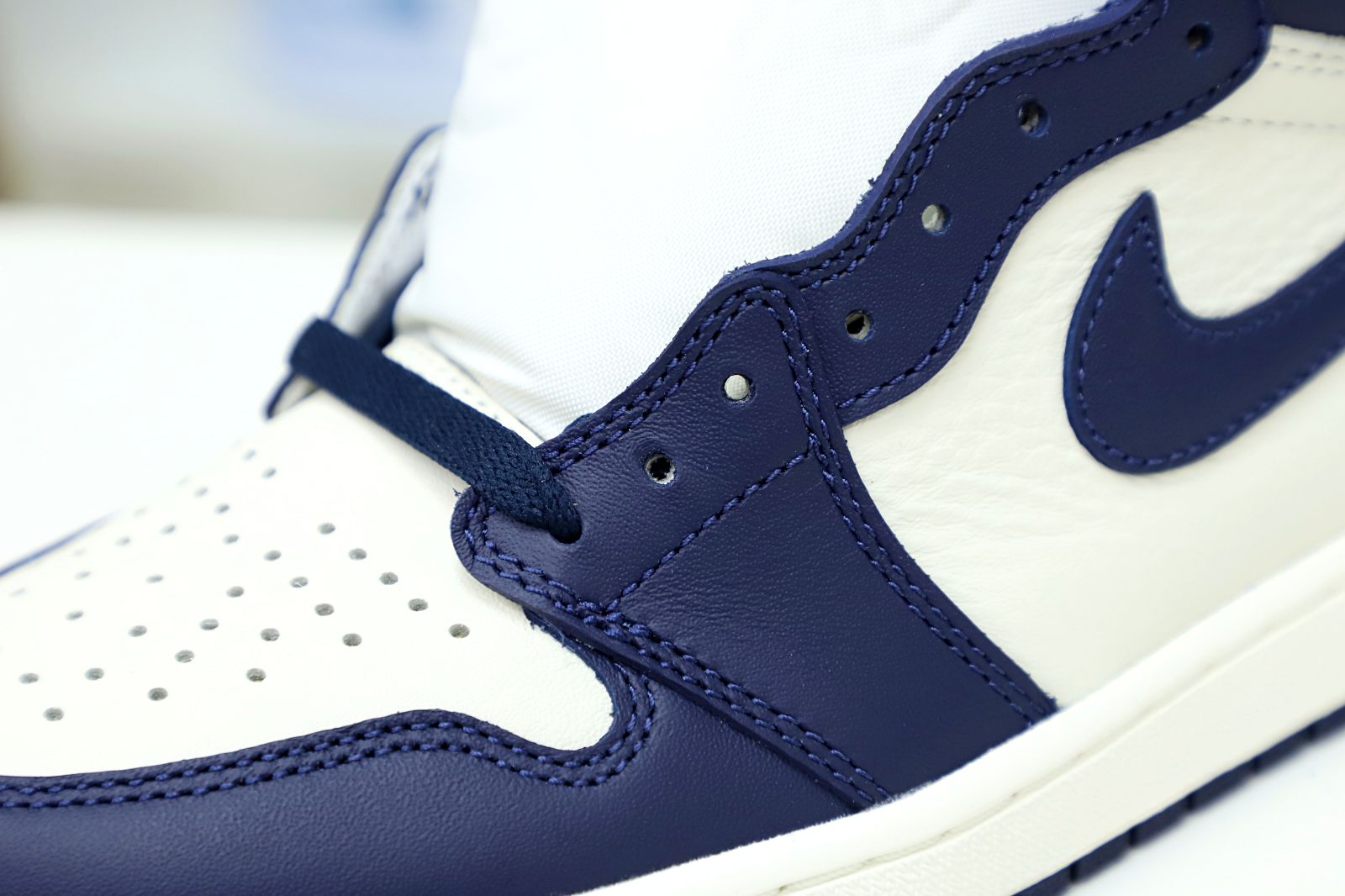 Kimi kick AIR JORDAN 1 RETRO HIGH OG 'OBSIDIAN'