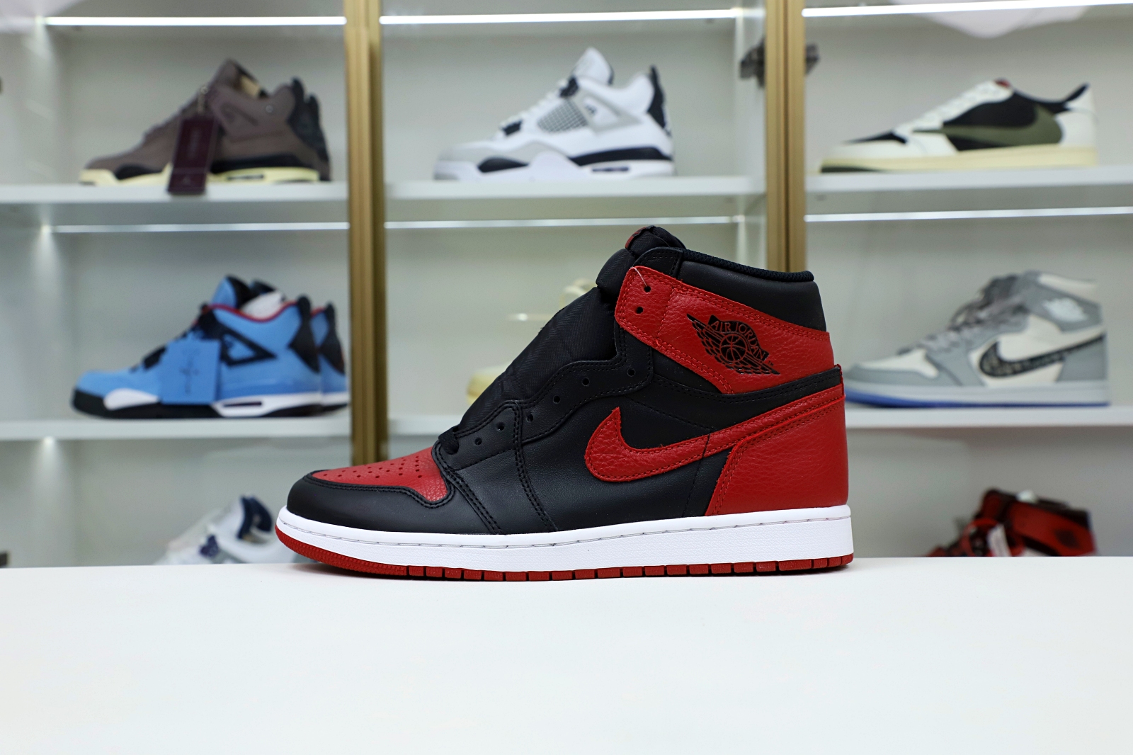 Kimi kick AIR JORDAN 1 RETRO HIGH OG 'BRED'