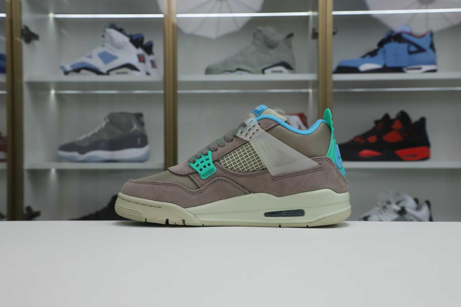 Kimi kick UNION LA X AIR JORDAN 4 RETRO 'TAUPE HAZE'