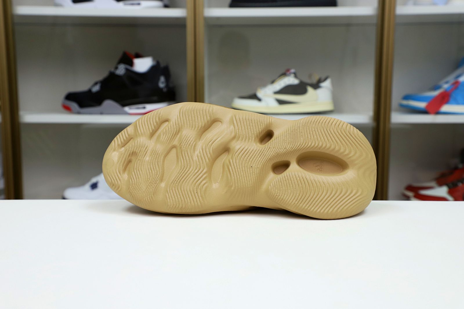 Kimi kick YEEZY FOAM RUNNER 'OCHRE'