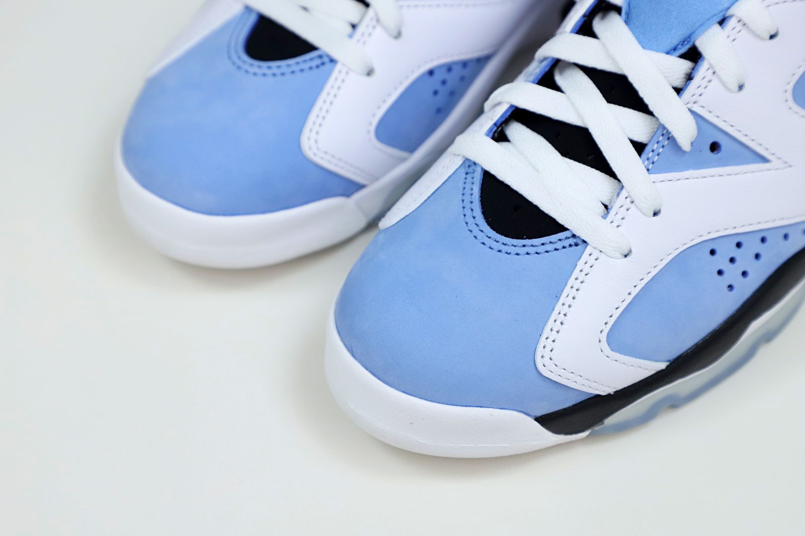 Kimi kick AIR JORDAN 6 RETRO 'UNC HOME'