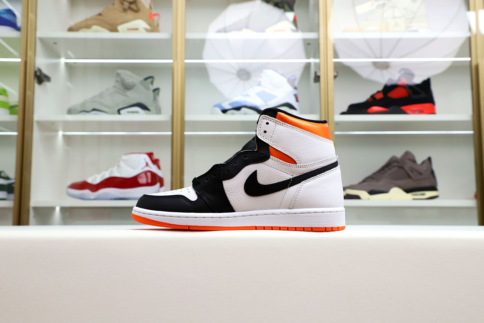 Kimi kick Air Jordan 1 Retro High OG Electro Orange'