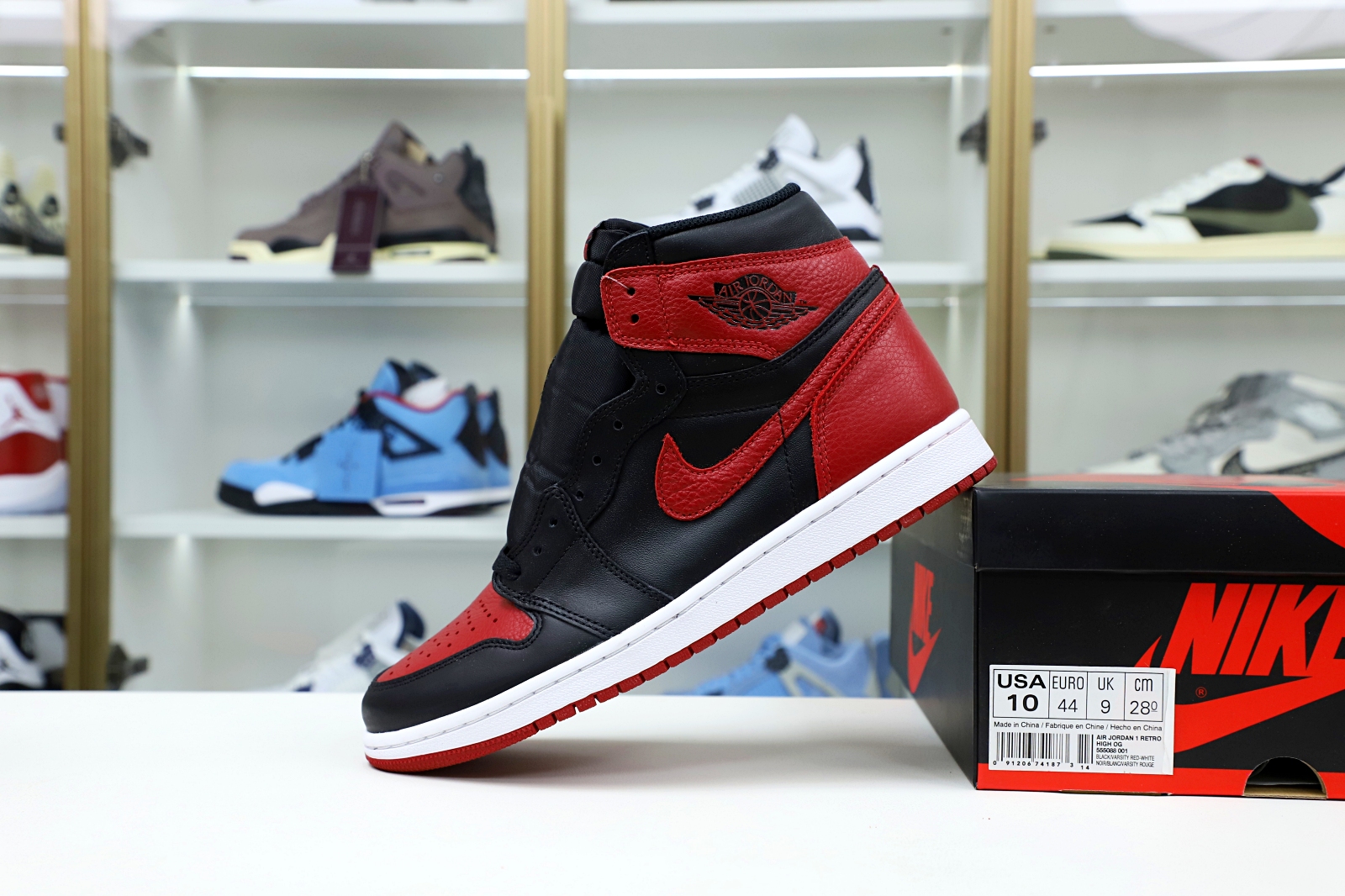 Kimi kick AIR JORDAN 1 RETRO HIGH OG 'BRED'