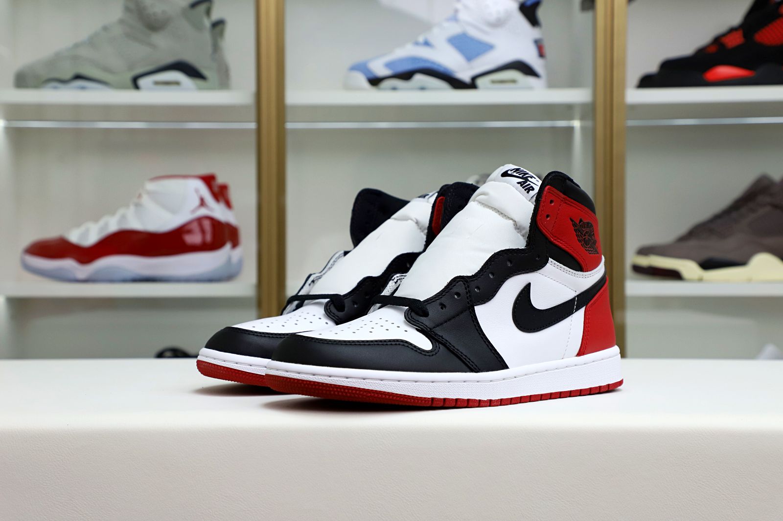 Kimi kick Air Jordan 1 Retro Black Toe (2016)