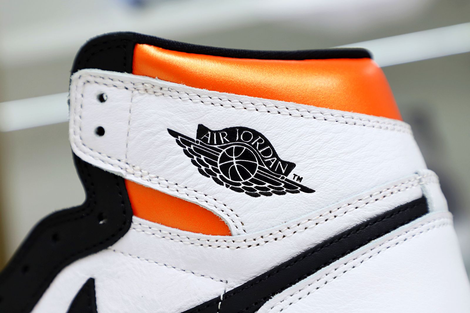 Kimi kick Air Jordan 1 Retro High OG Electro Orange'