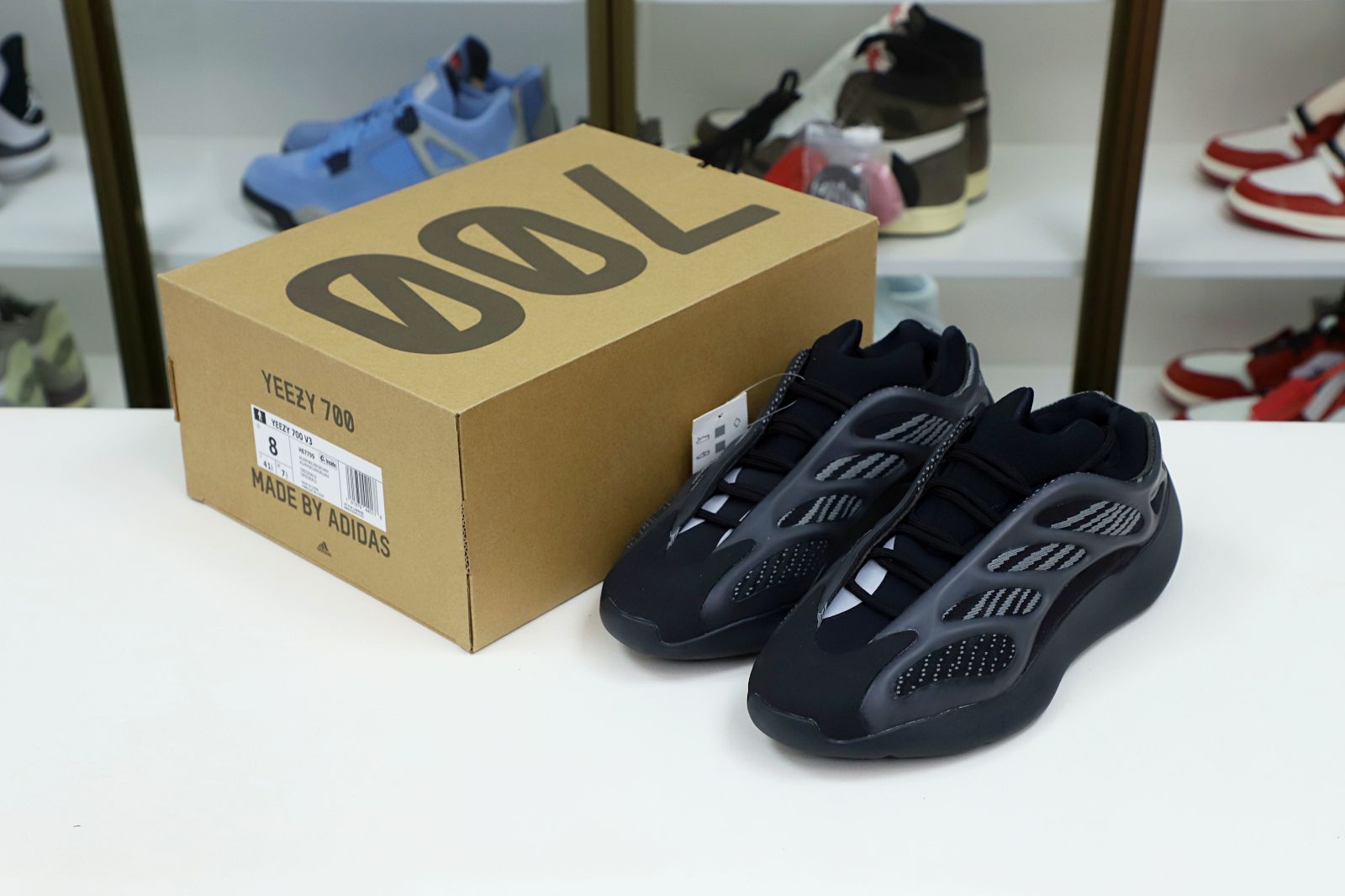 Kimi kick YEEZY 700 V3 'ALVAH'