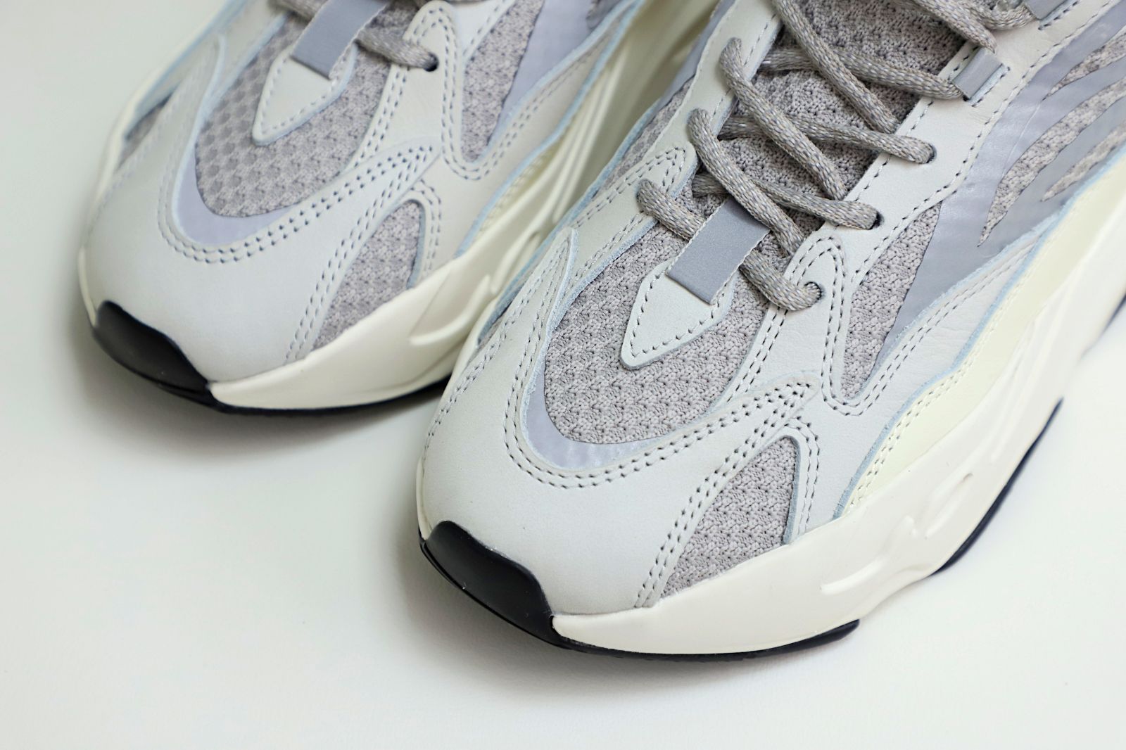 Kimi kick YEEZY BOOST 700 V2 'CREAM'