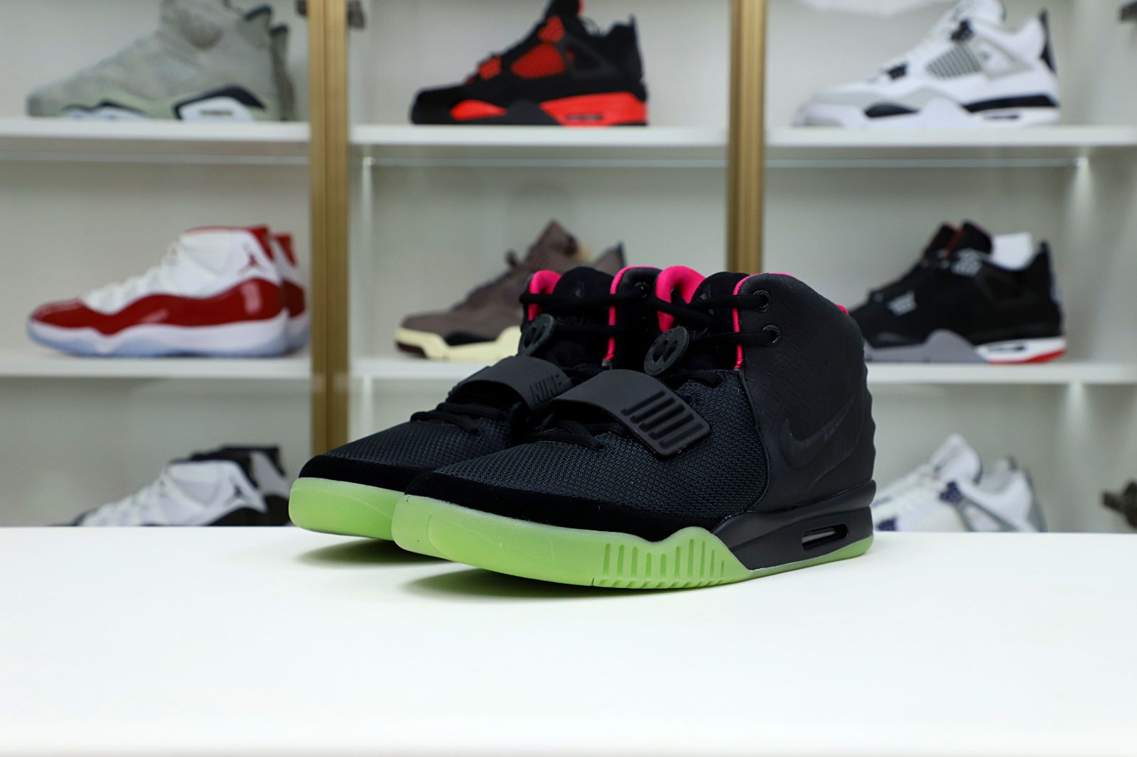 Kimi kick Nike Air Yeezy 2 solar red