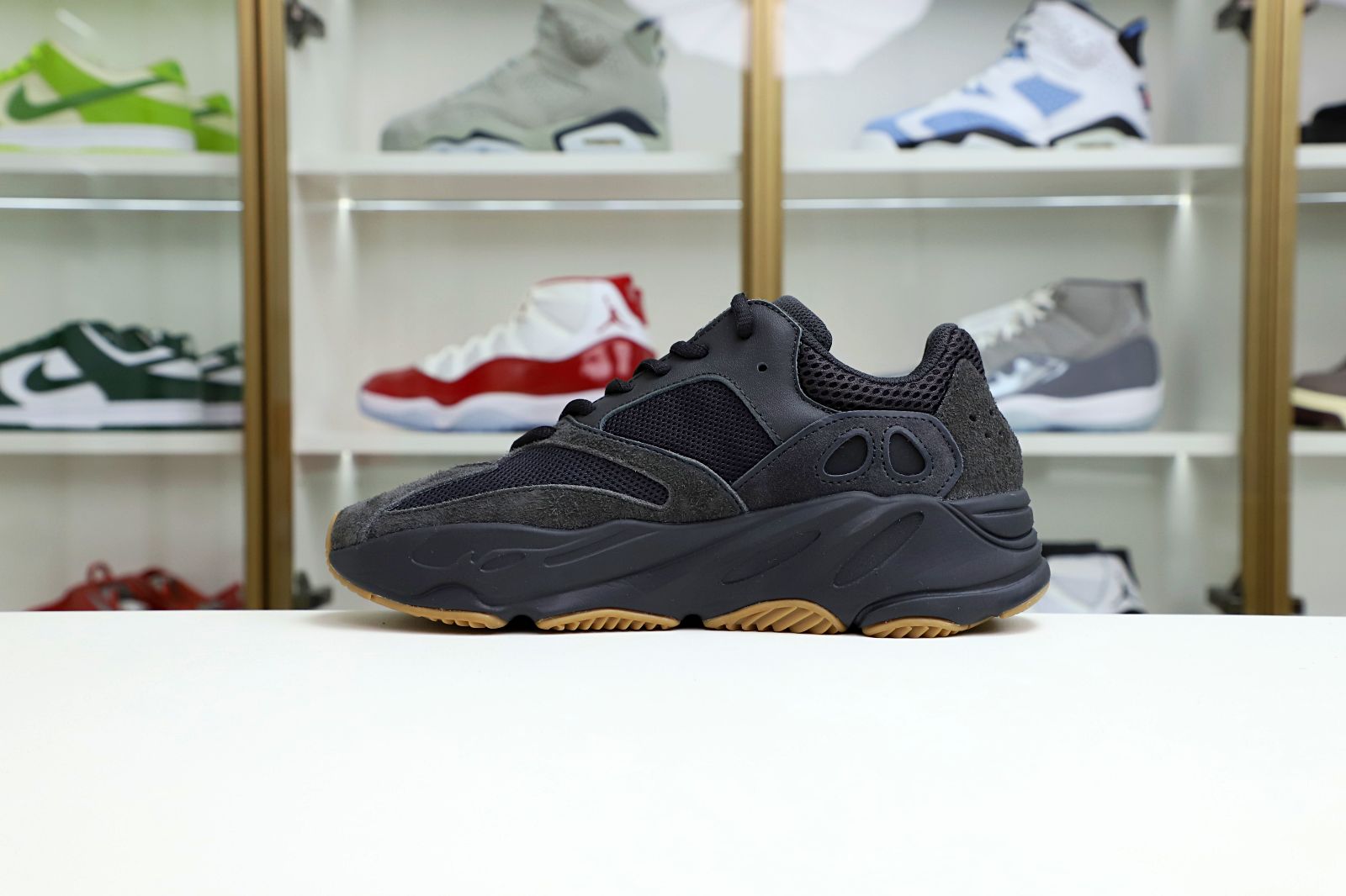 Kimi kick YEEZY BOOST 700 'UTILITY BLACK'