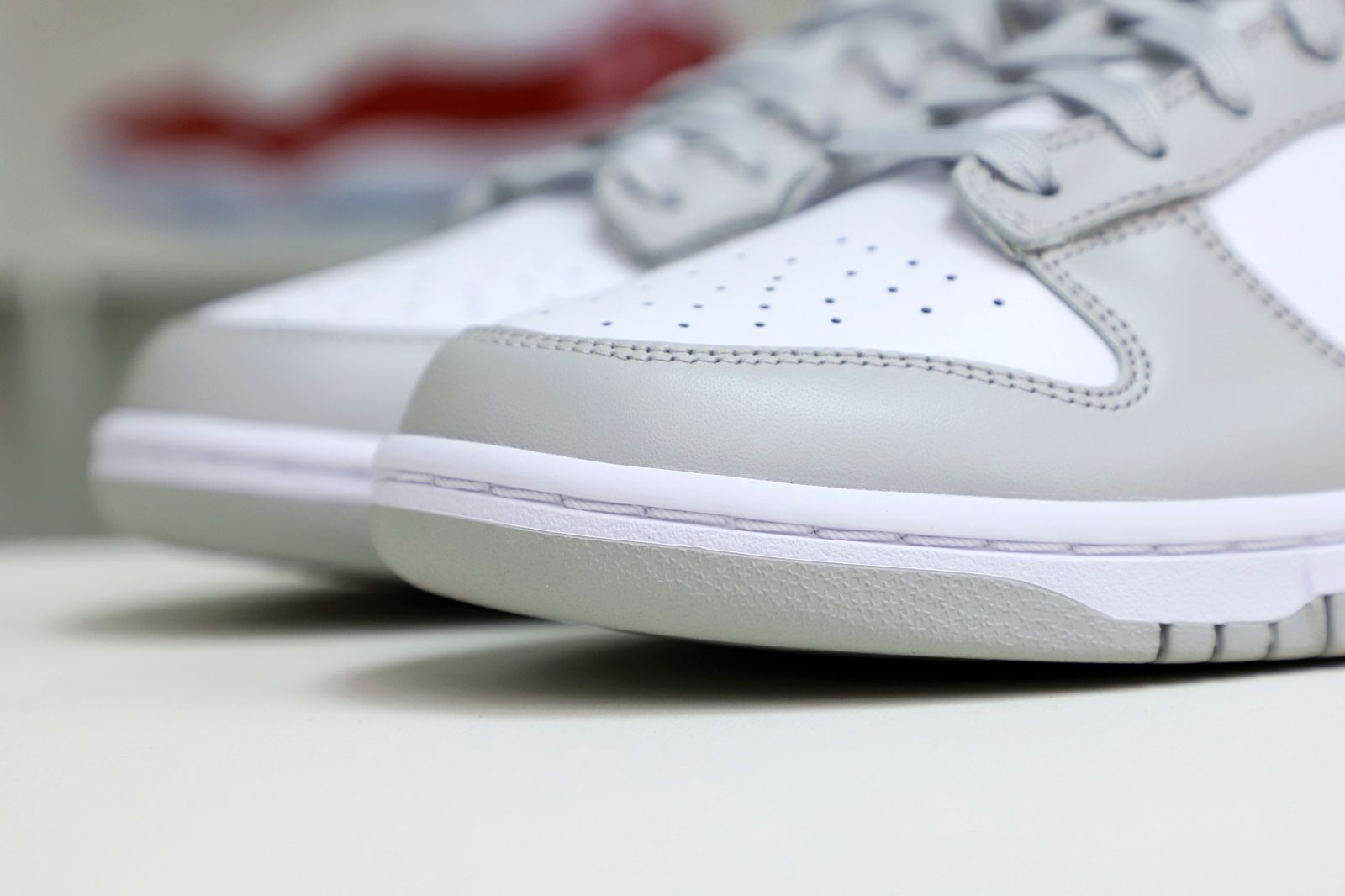 Kimi kick Nike Dunk Low Retro  Grey Fog