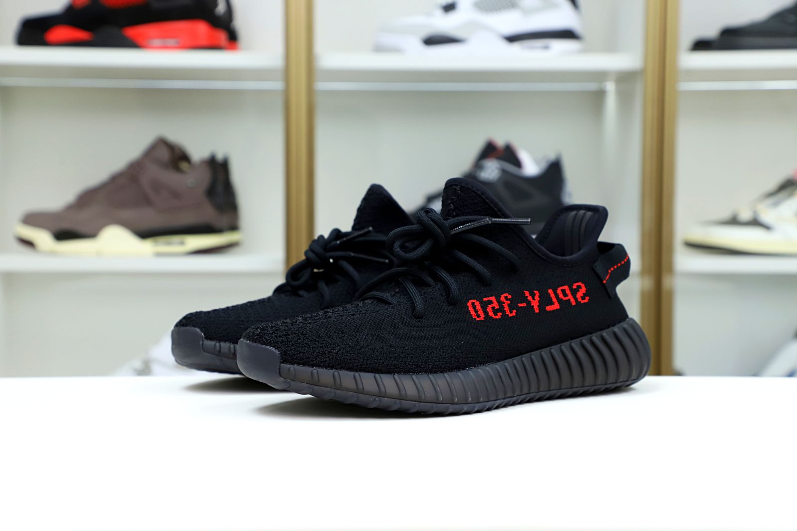 Kimi kick YEEZY BOOST 350 V2 'BRED'