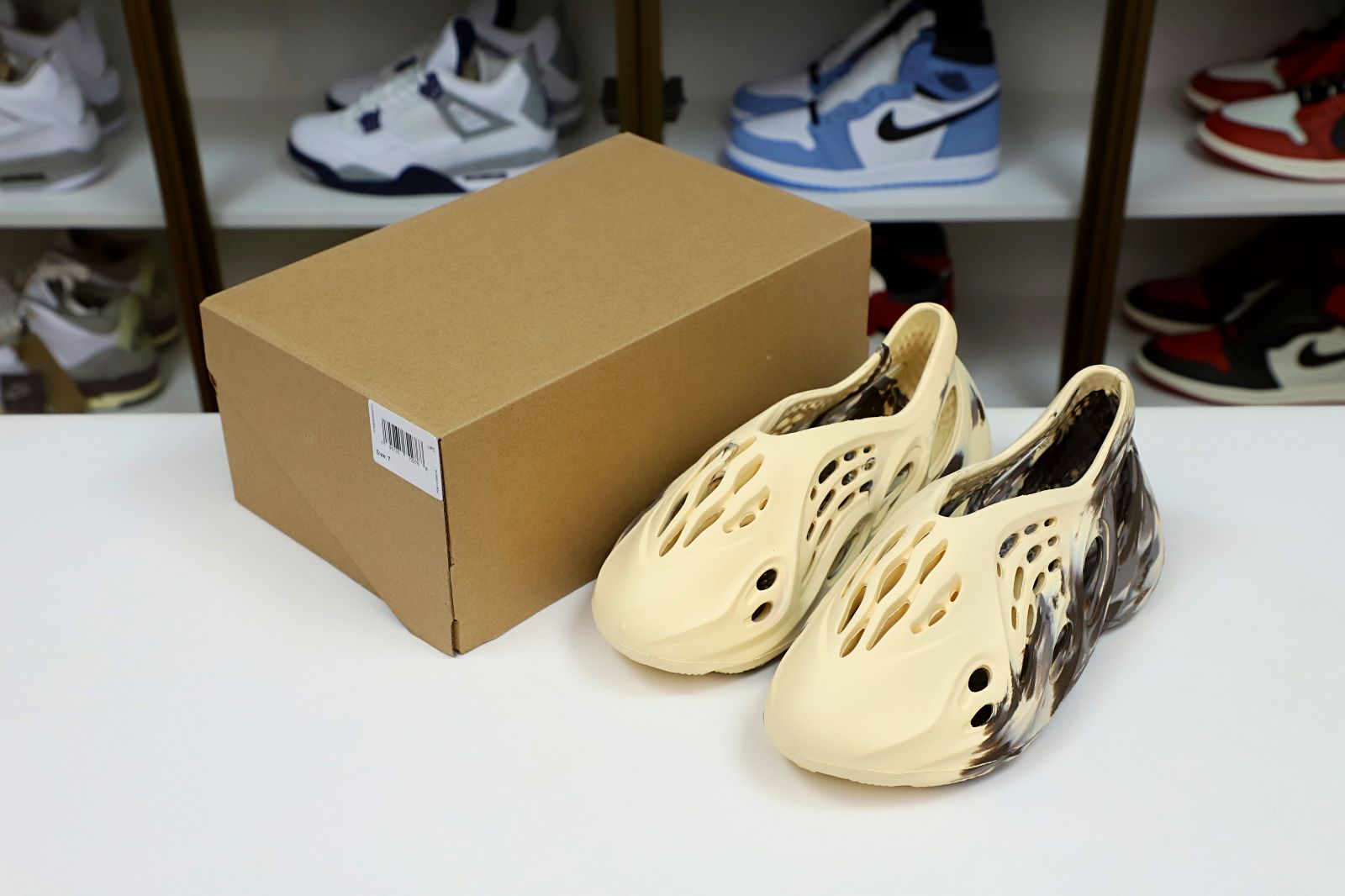 Kimi kick YEEZY FOAM RUNNER 'MX CREAM CLAY'