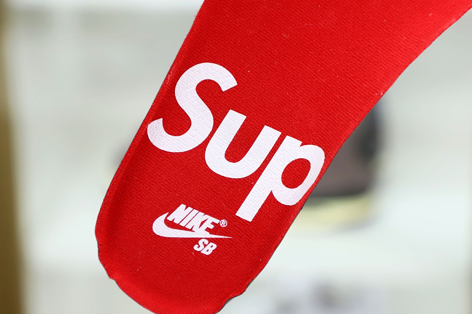 Kimi kick Supreme x Nike SB Dunk Low 