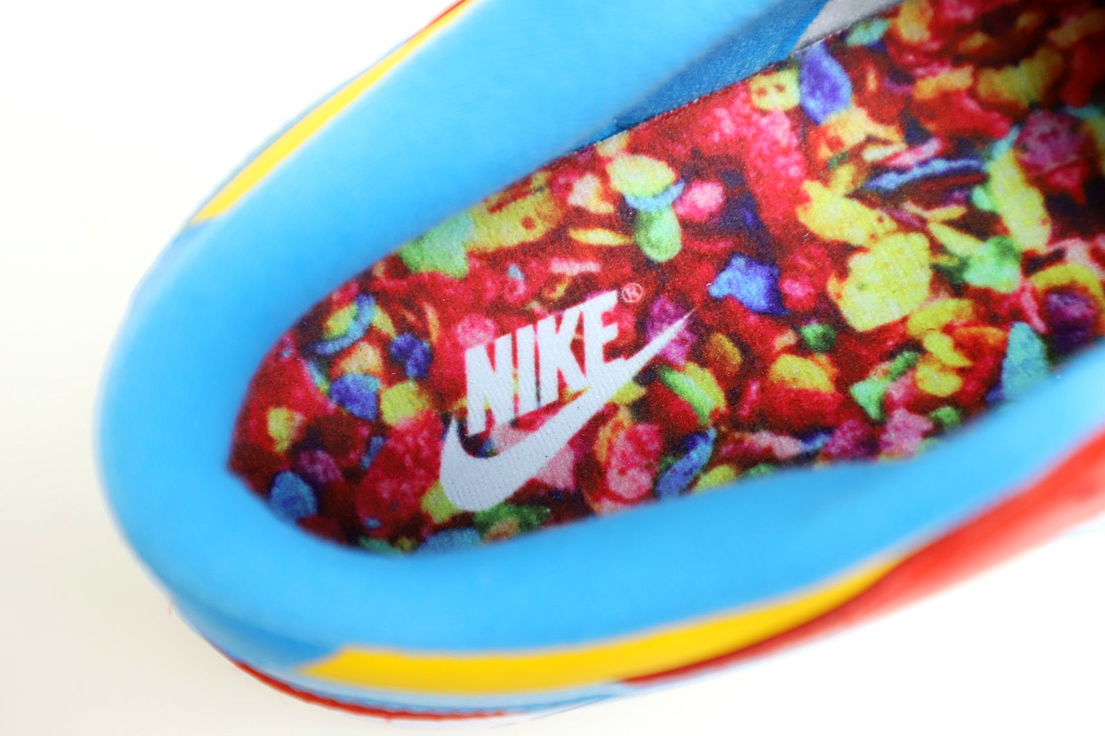 Kimi kick NIKE DUNK QS 'FRUITY PEBBLES'