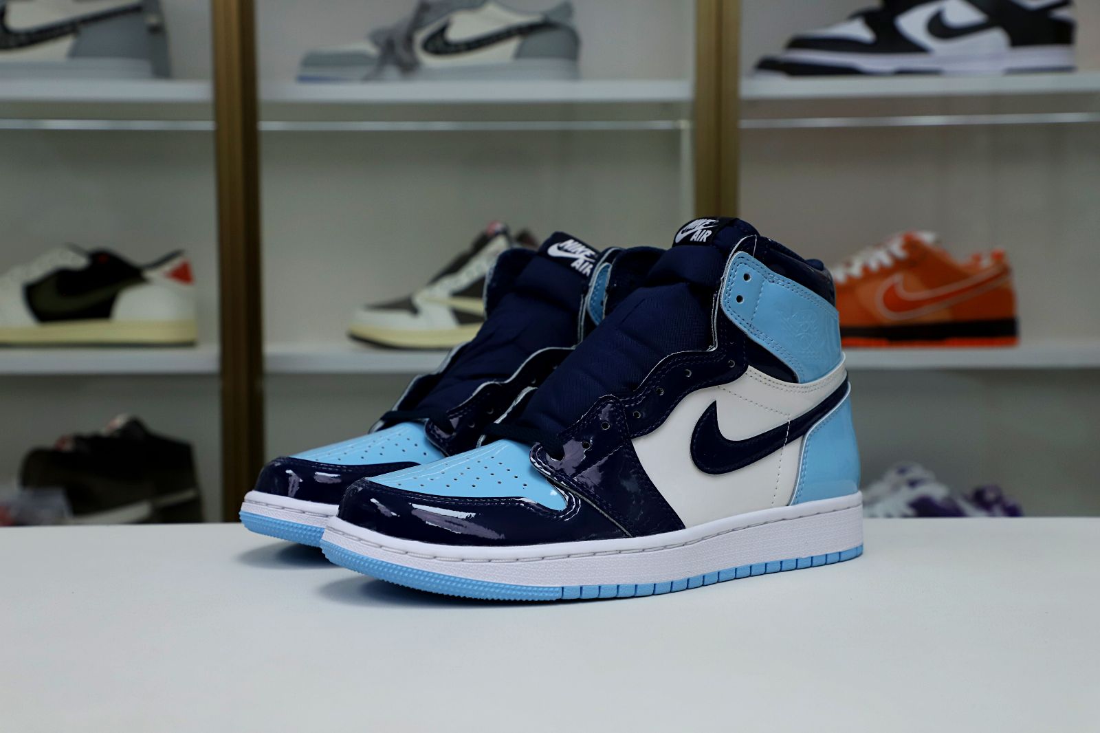 Kimi kick WMNS AIR JORDAN 1 RETRO HIGH OG 'BLUE CHILL'