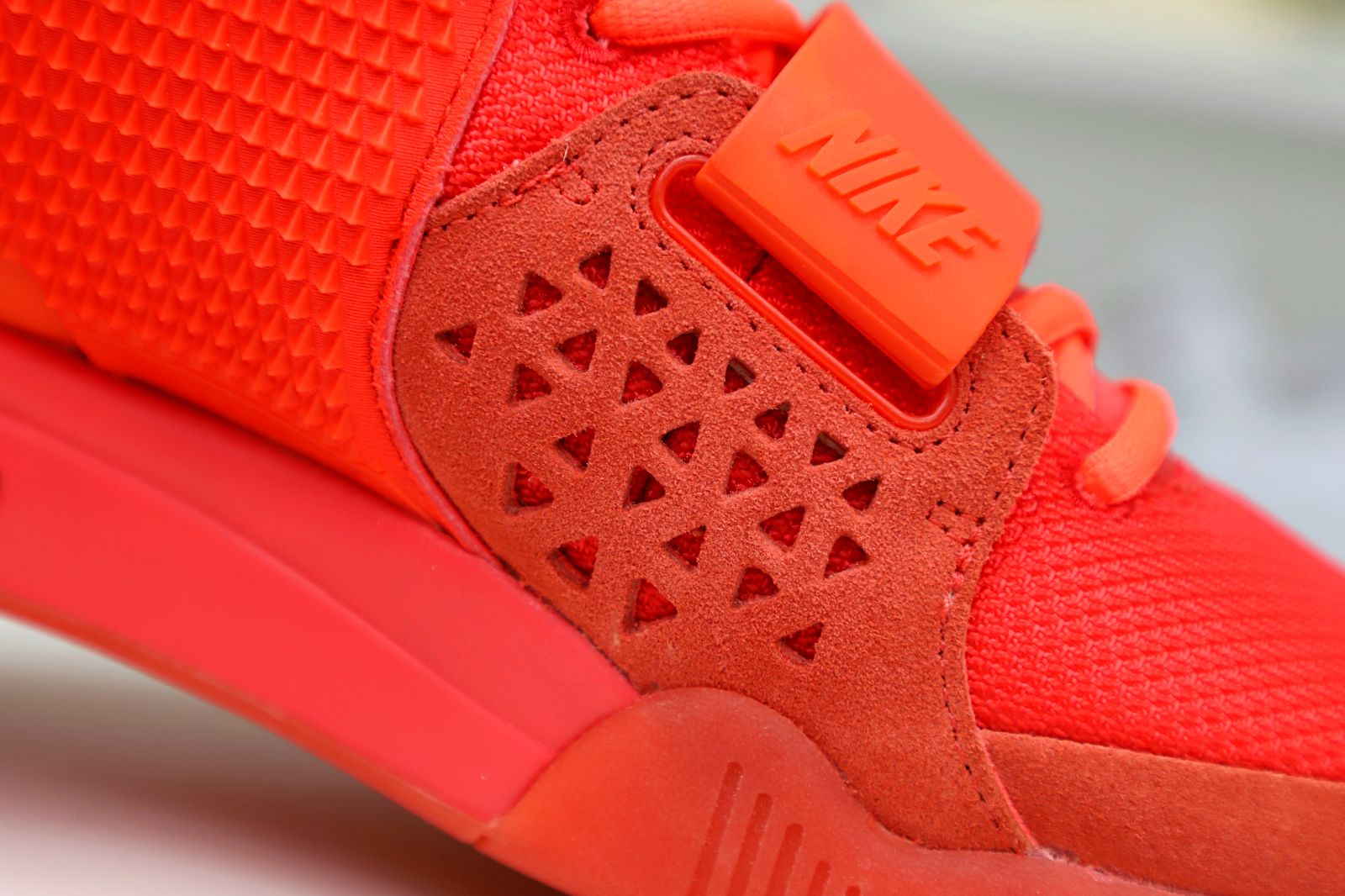 Kimi kick Nike Air Yeezy 2 red october