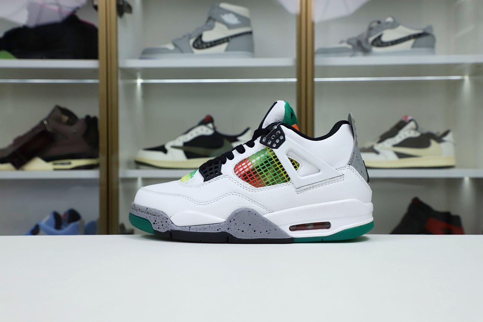 Kimi kick WMNS AIR JORDAN 4 RETRO 'RAST