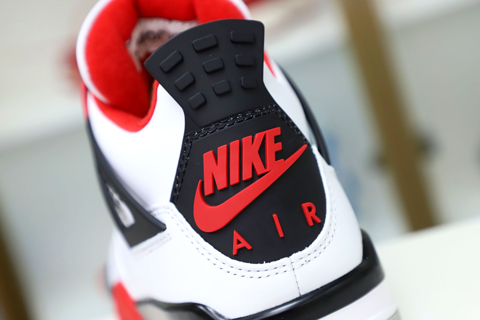 Kimi kick AIR JORDAN 4 RETRO 'FIRE RED' 2012