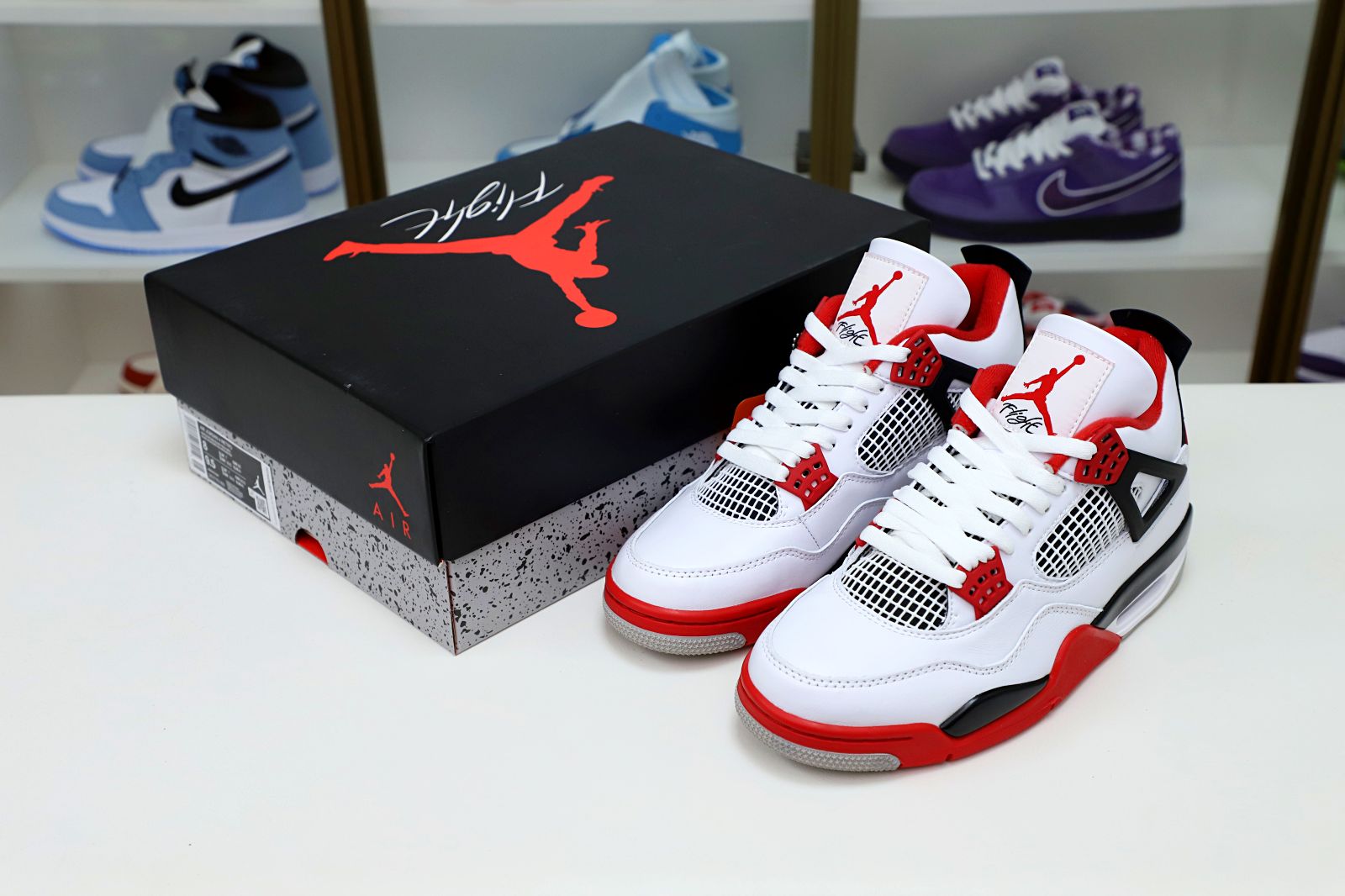 Kimi kick AIR JORDAN 4 RETRO 'FIRE RED' 2012