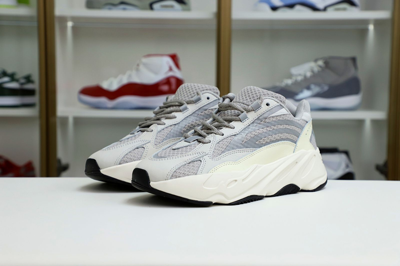 Kimi kick YEEZY BOOST 700 V2 'CREAM'