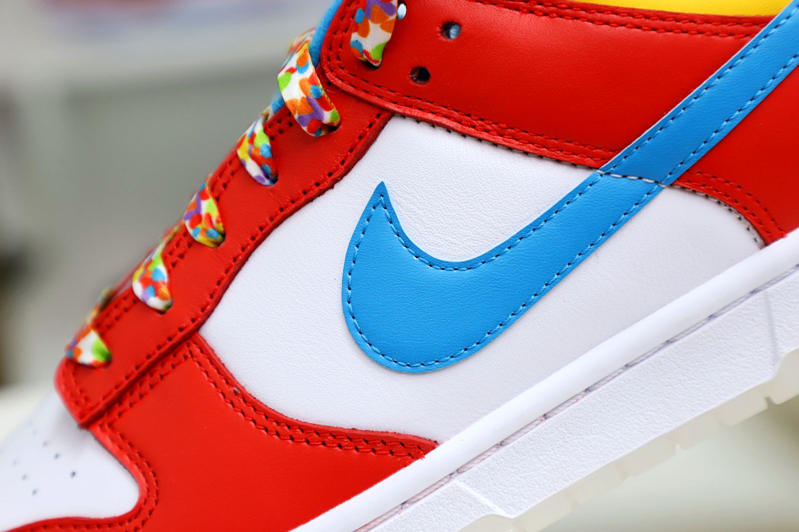 Kimi kick NIKE DUNK QS 'FRUITY PEBBLES'