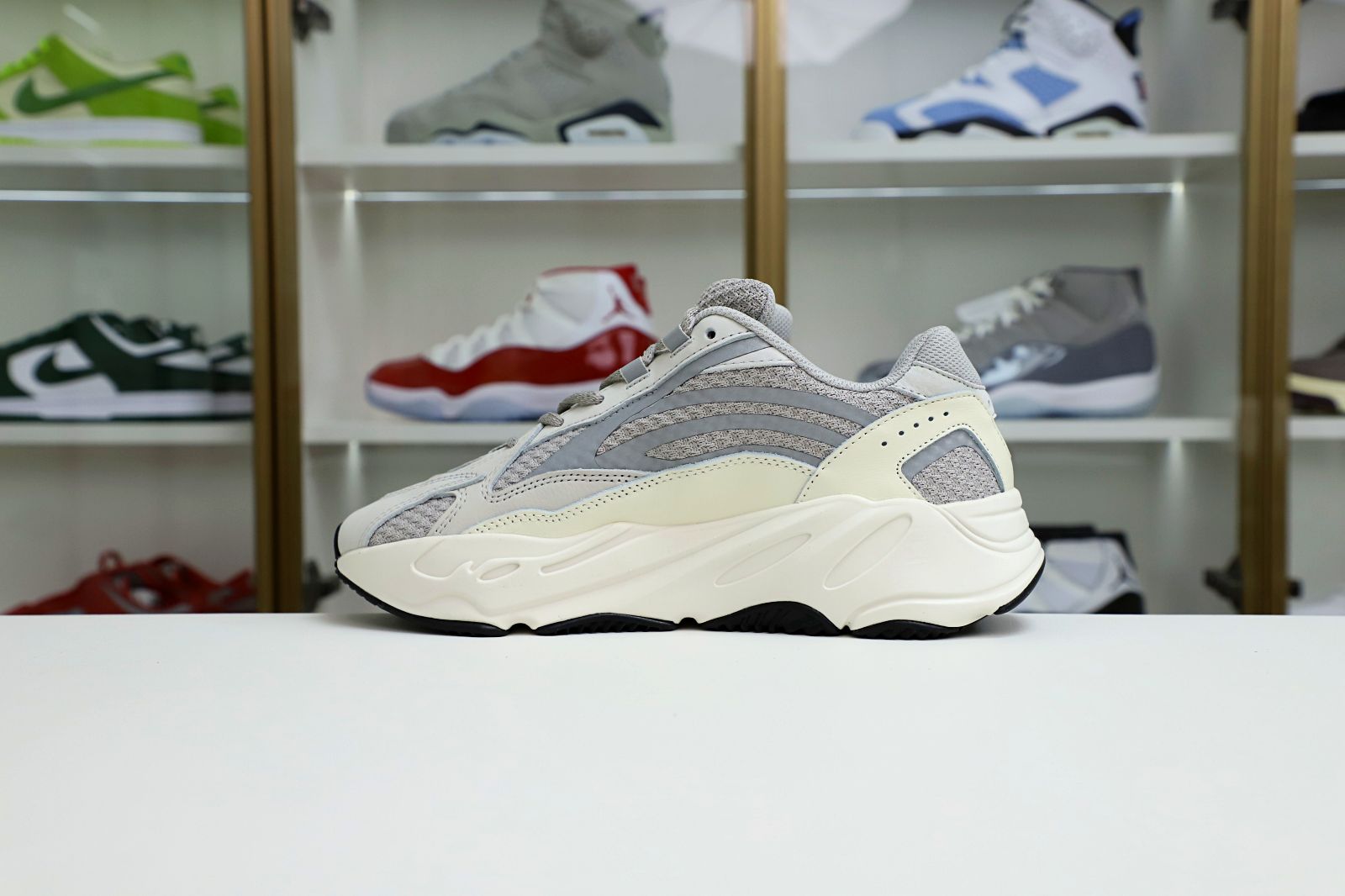 Kimi kick YEEZY BOOST 700 V2 'CREAM'