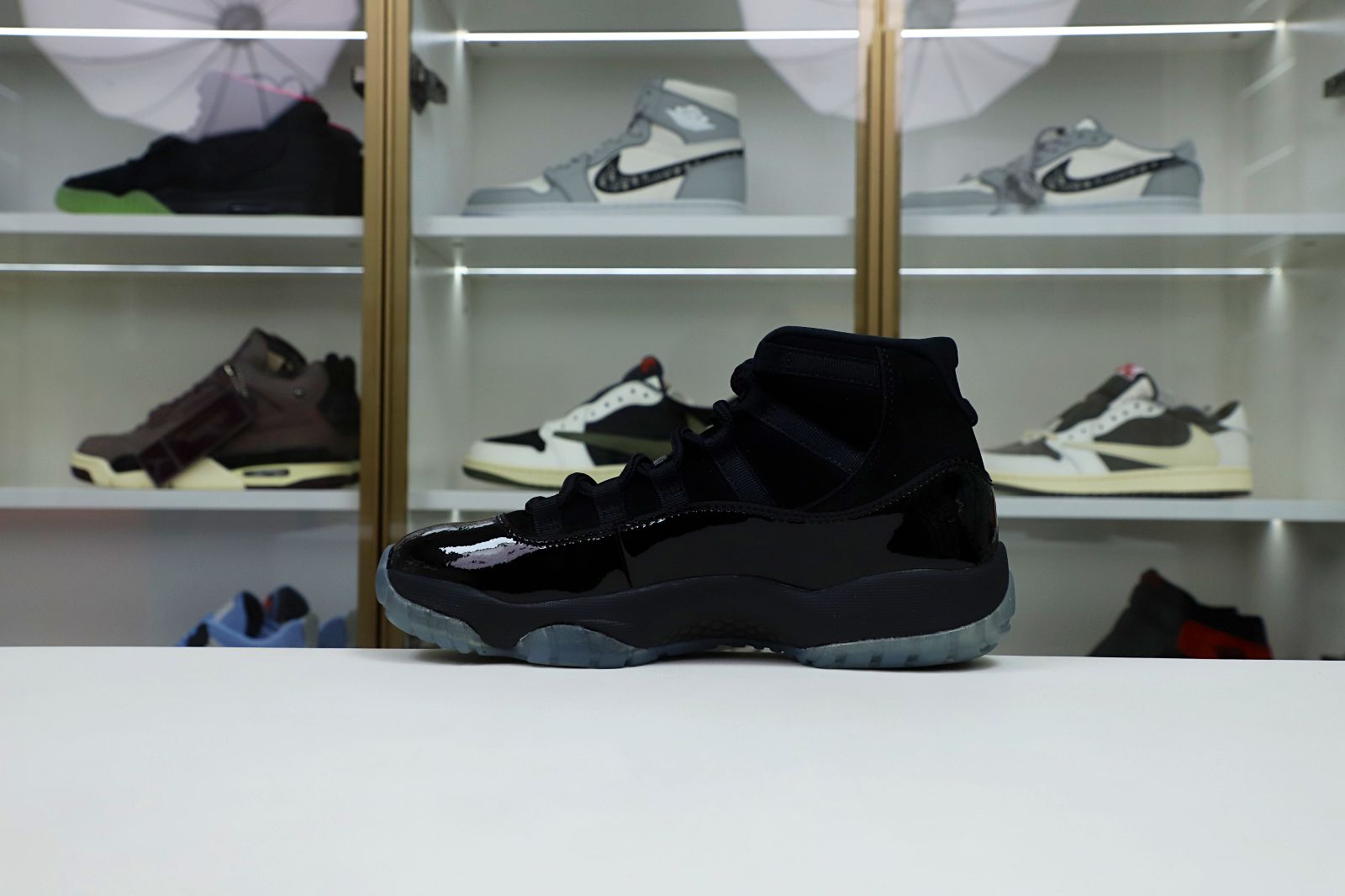 Kimi kick AIR JORDAN 11 RETRO 'CAP AND GOWN'