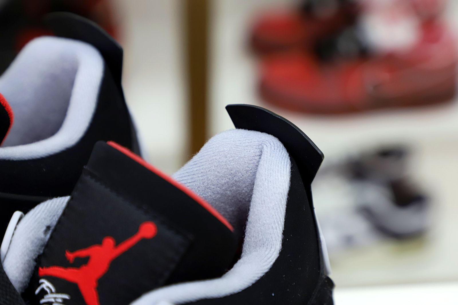 Kimi kick AIR JORDAN 4 RETRO OG 'BRED' 2019