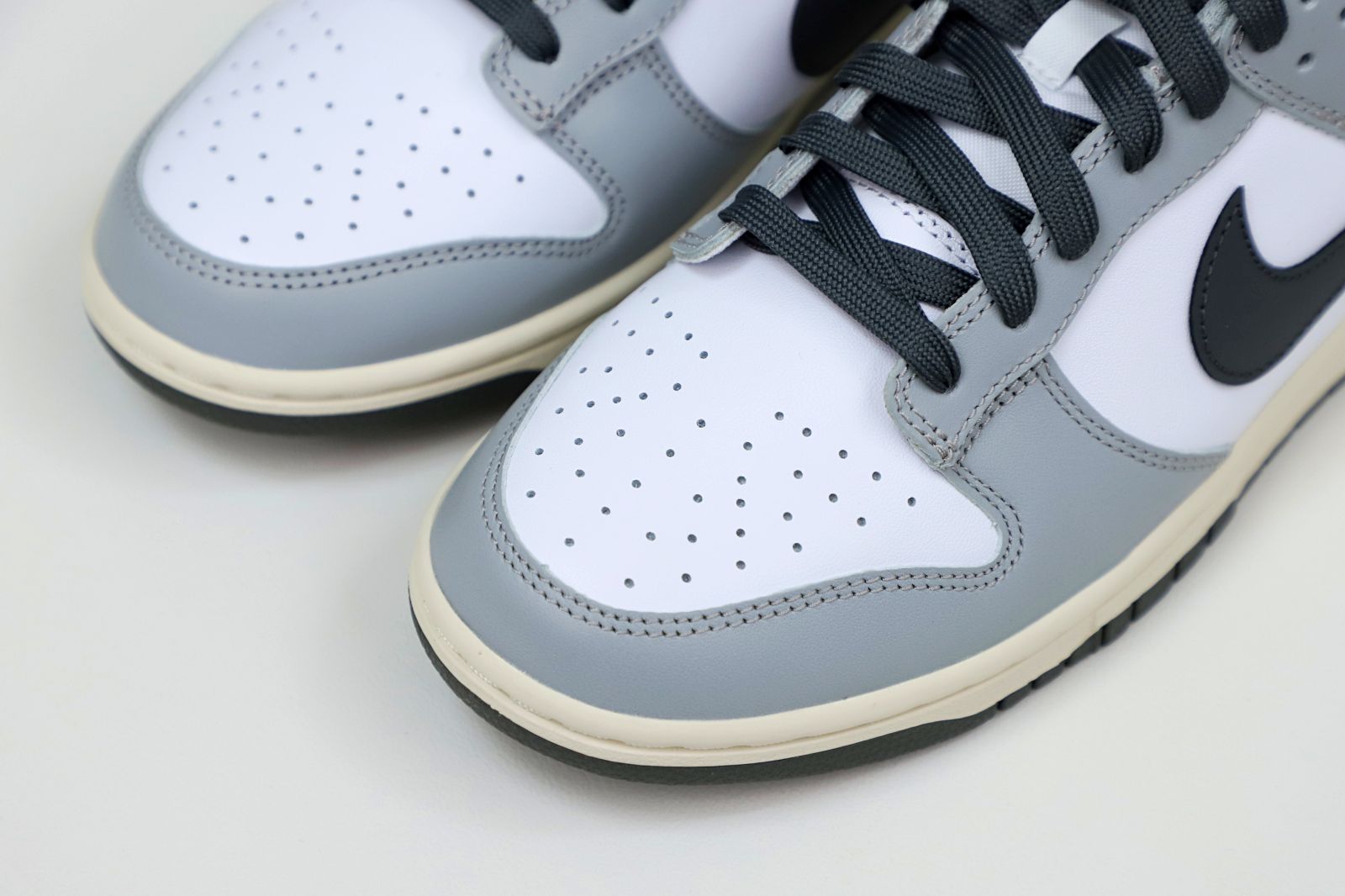 Kimi kick Nike Dunk Low  Light Smoke Grey