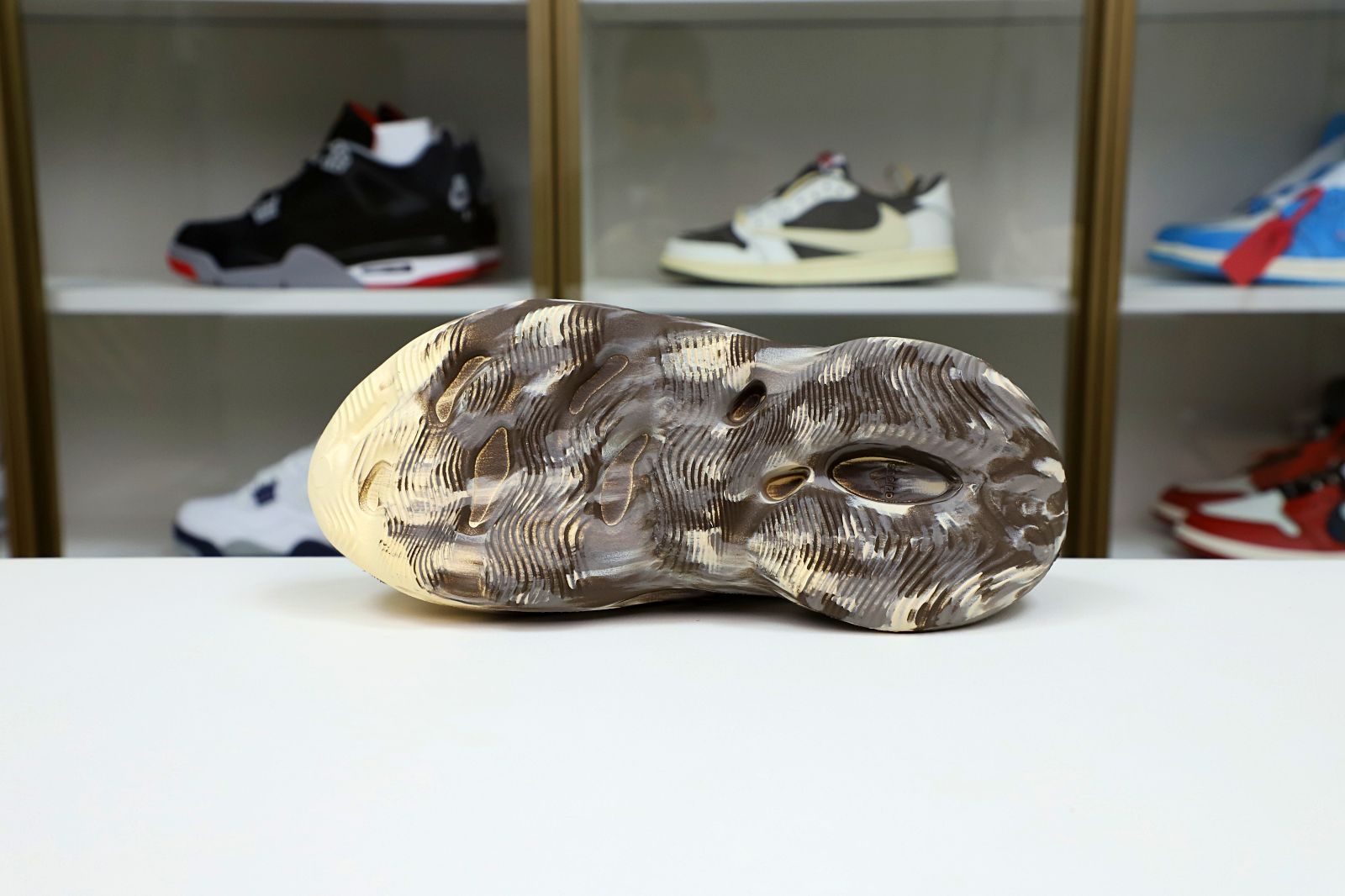 Kimi kick YEEZY FOAM RUNNER 'MX CREAM CLAY'